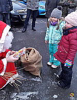 Der Nikolaus beschenkt brave Kinder