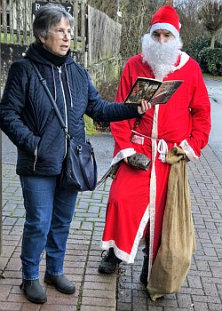 Vorsitzende Waltraud Süßer mit dem Nikolaus