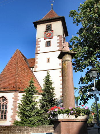 Rotfelder Kirche mit Brunnen 