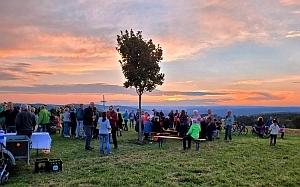 Wandergruppe beim Sonnenuntergang in Rotfelden