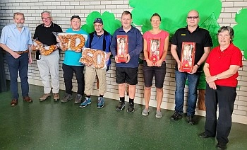 Siegerehrung der teilnehmerstärksten Gruppen beim 50. Wandertag in Rotfelden mit Ortsvorsteher Karl Lang und Vereinsvertretern